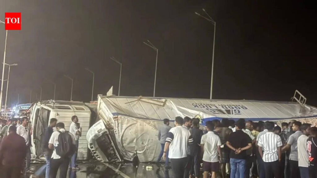 2 killed, 2 seriously injured in early morning truck, trailer, MUV collision on Mumbai-Pune Expressway | Mumbai News