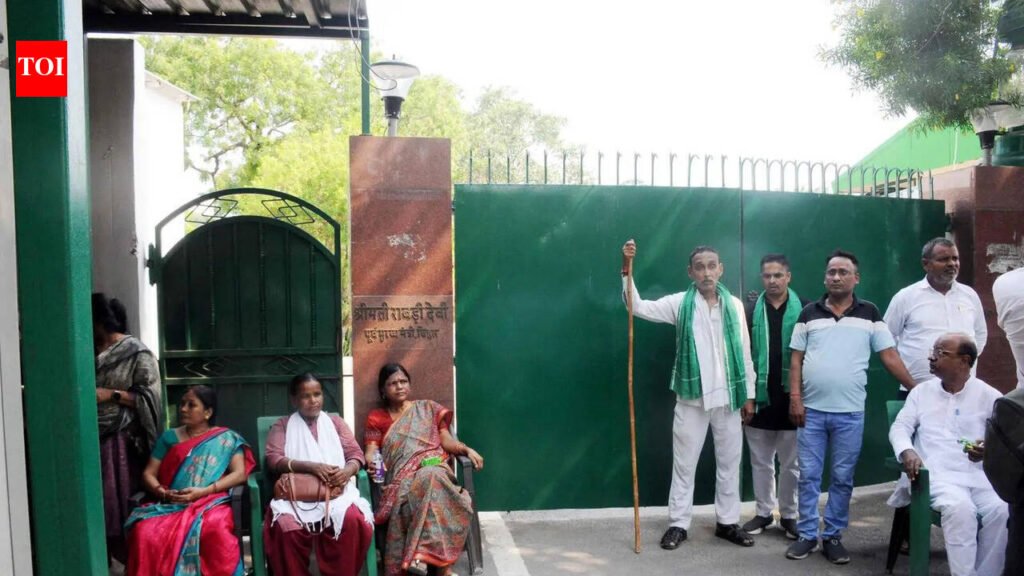 Lalu family returns security personnel,
RJD workers with sticks take charge | Patna News
