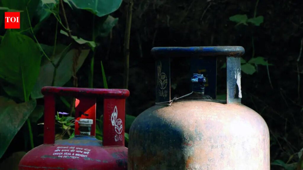 Gas agency owner, employee held for illegally transferring LPG from larger to smaller cylinders in Mumbai | Mumbai News