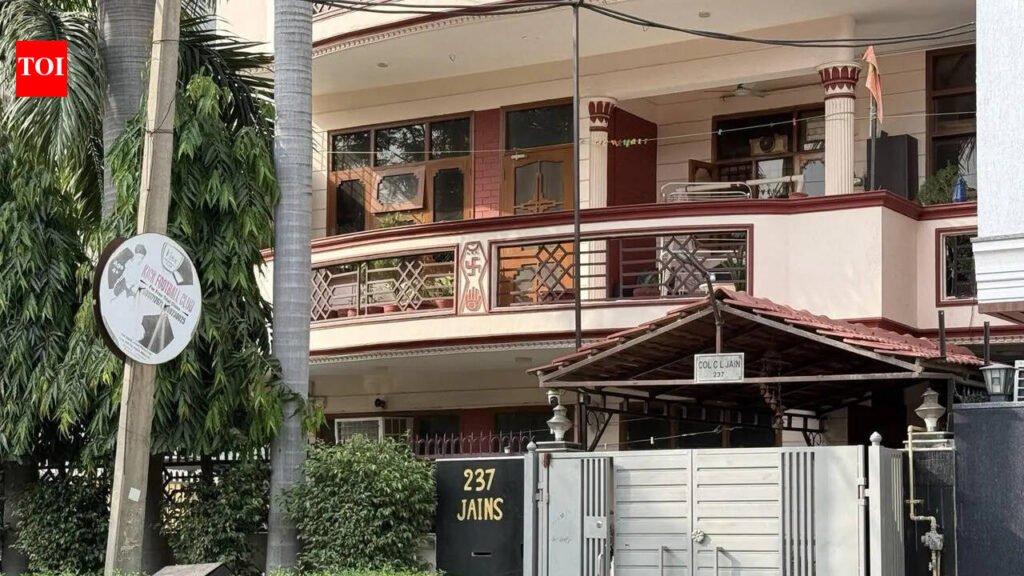 Armed gang holds family hostage, flees with Rs 9 lakh | Gurgaon News