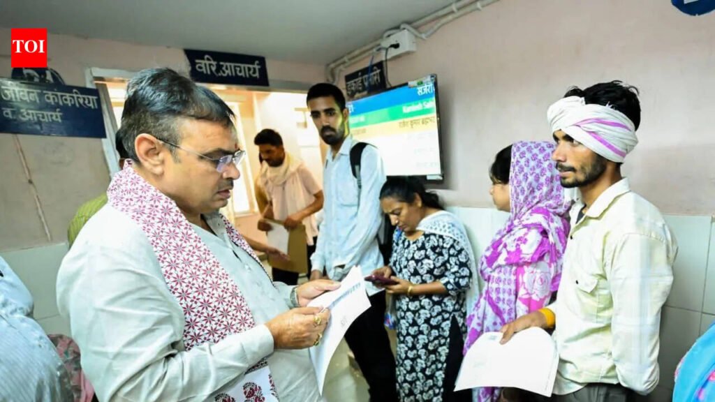 Raj CM directs dept-wise testing, medicine counters at SMS Hospital during surprise visit | Jaipur News