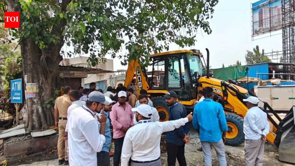 Alandi Municipal Council cracks down on encroachment along Pune-Alandi road to ease traffic snarls | Pune News