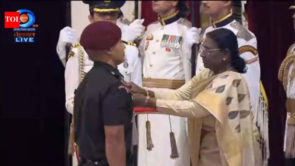 Prez presents Kirti Chakra to Capt Sailo | Guwahati News