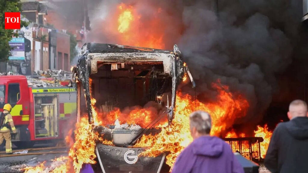Water cannons, fires: Belfast protest against immigrants turns violent on second night – watch