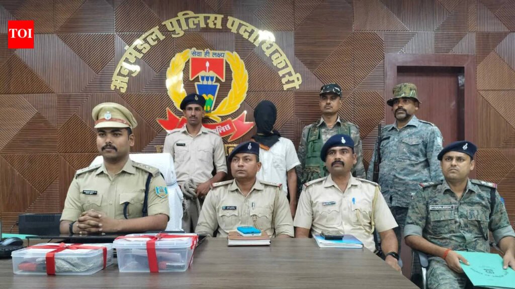 Palamu youth arrested for posing with country-made guns | Ranchi News