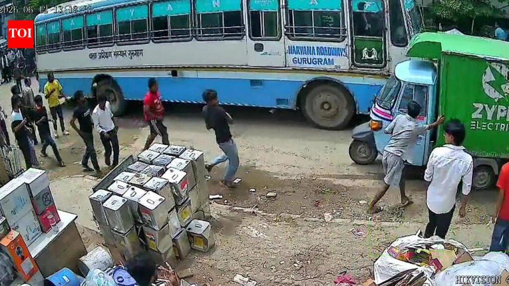 Haryana Roadways bus driven by trainee ploughs into pedestrians in Gurgaon, 1 dies | Gurgaon News