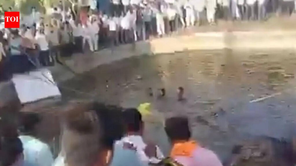 9 killed after pick-up van falls into well in Maharashtra | Pune News