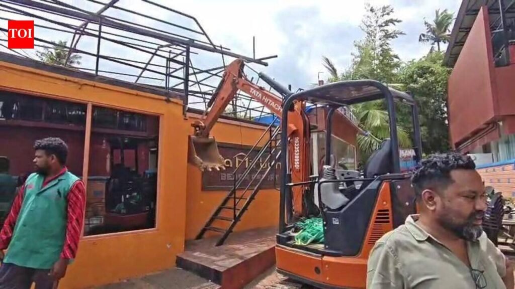 Demolition drive sparks standoff at Varkala cliff | Thiruvananthapuram News