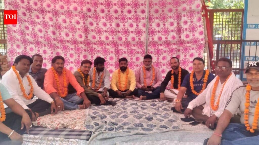 Sanitation workers begin hunger strike over recruitment demands | Jaipur News