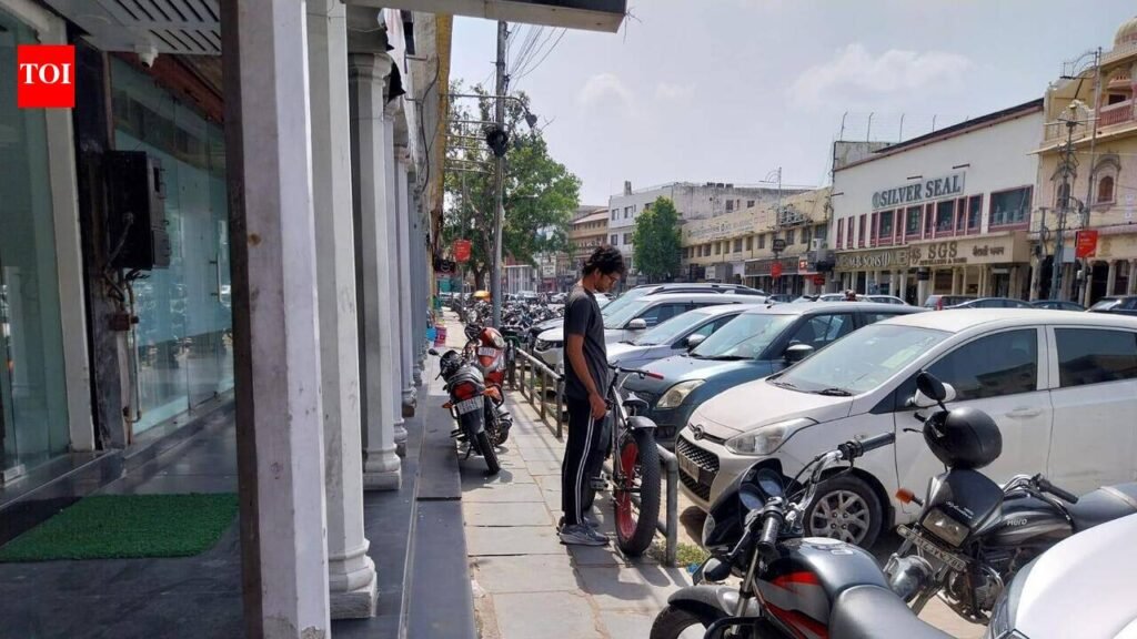 Encroachments choke MI Road pavements, forcing pedestrians into heavy traffic | Jaipur News