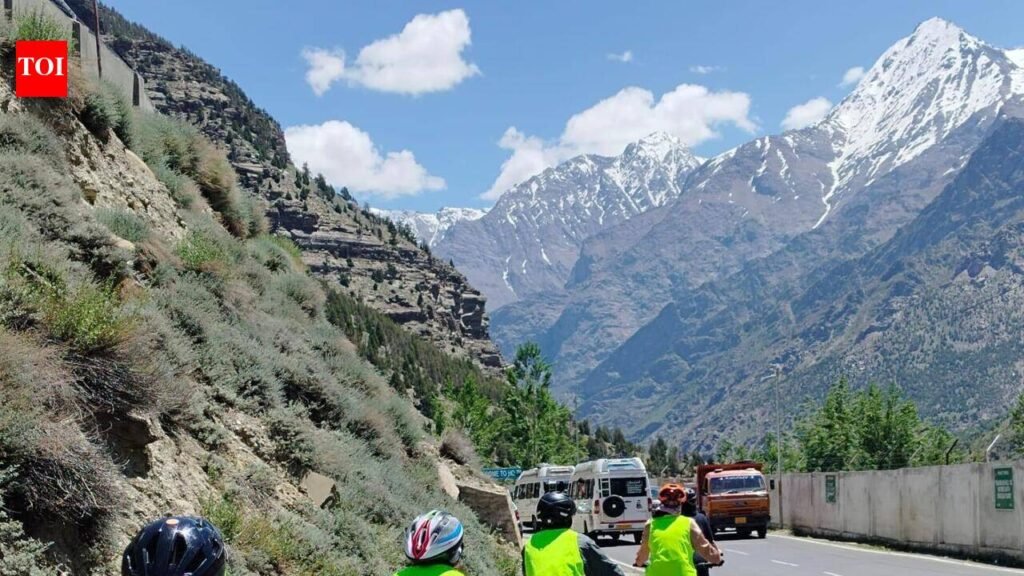 Students cycle across Himalayas, pay tribute to Army personnel | Chandigarh News