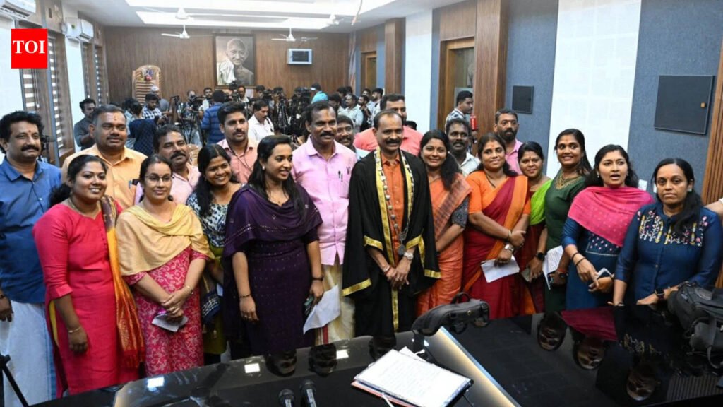 19 BJP councillors retake oath in Thiruvananthapuram Corporation after Kerala HC invalidates earlier ceremony | Thiruvananthapuram News