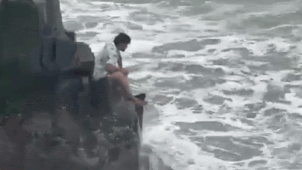 Karnataka tourist slips from rocks, drowns off Goa coast; video goes viral | Goa News
