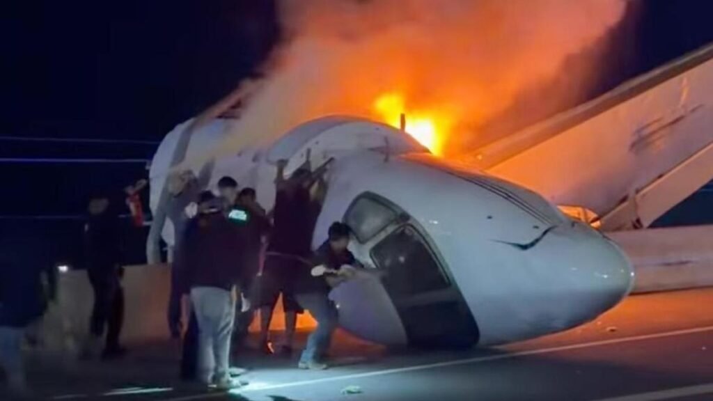 1 killed in plane crash on Texas highway