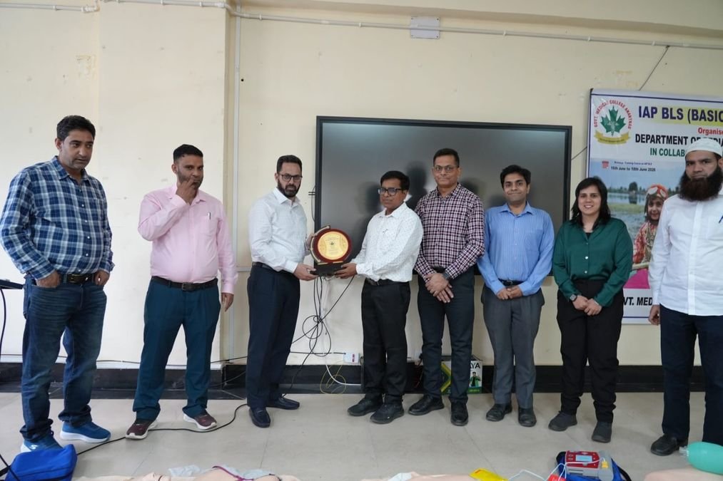 GMC Anantnag Trains 120 Workers in CPR