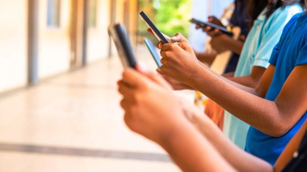 UAE sets minimum social media use age at 15