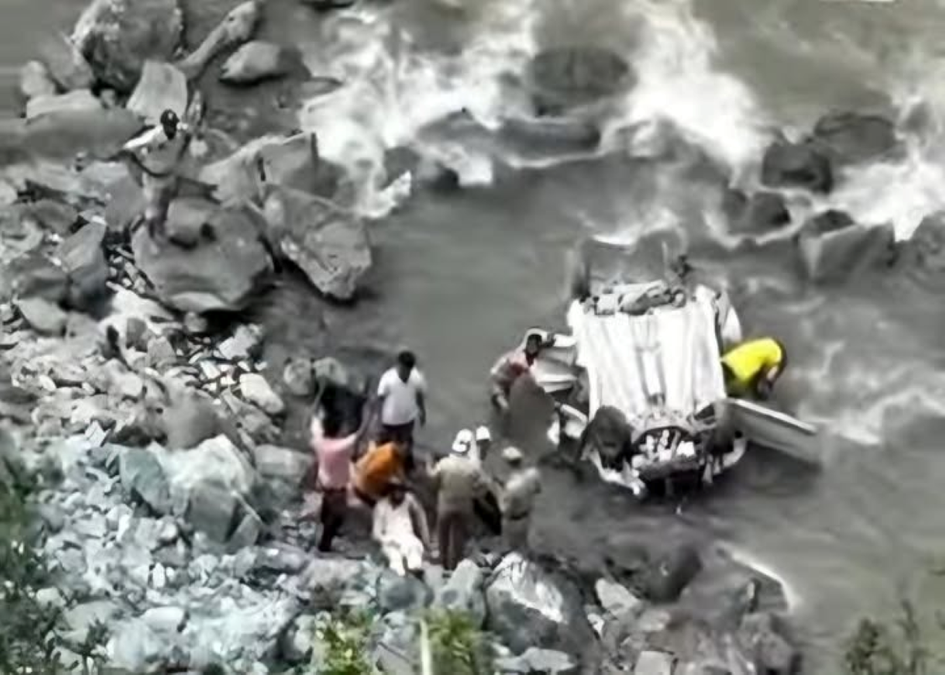 Father, son die after car plunges into Jhelum in Uri
