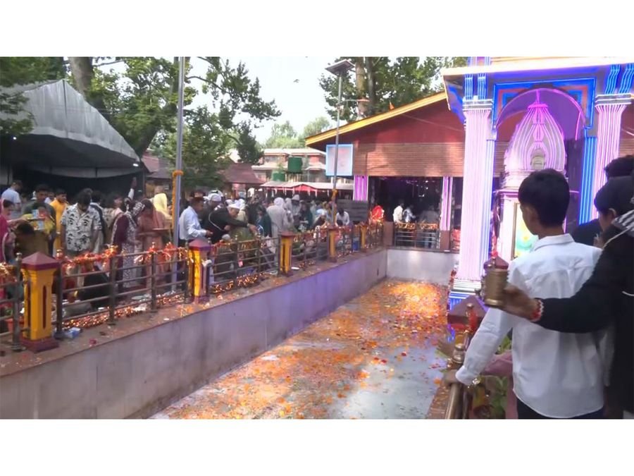 Thousands of devotees gather at Mata Kheer Bhawani Temple in Ganderbal for annual Mela