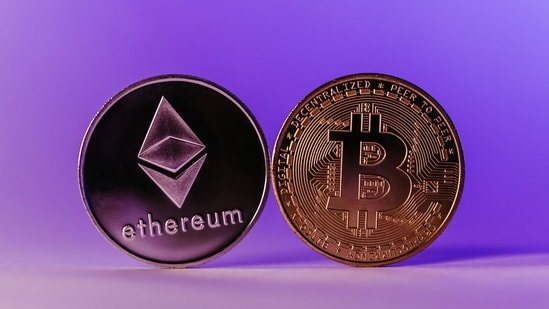BTC down 2.4%, ETH dropped 2.2%. Why do Bitcoin and Ethereum prices keep falling after the Fed decision?