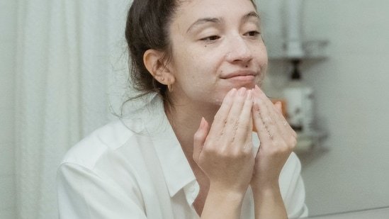 These 7 oil-control face washes keep your skin fresh, oil-free, and dirt-free all day long