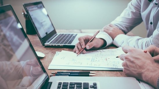 Finance expert shares how much money you should have saved by 30, 40 and 50 to stay on track with long-term goals
