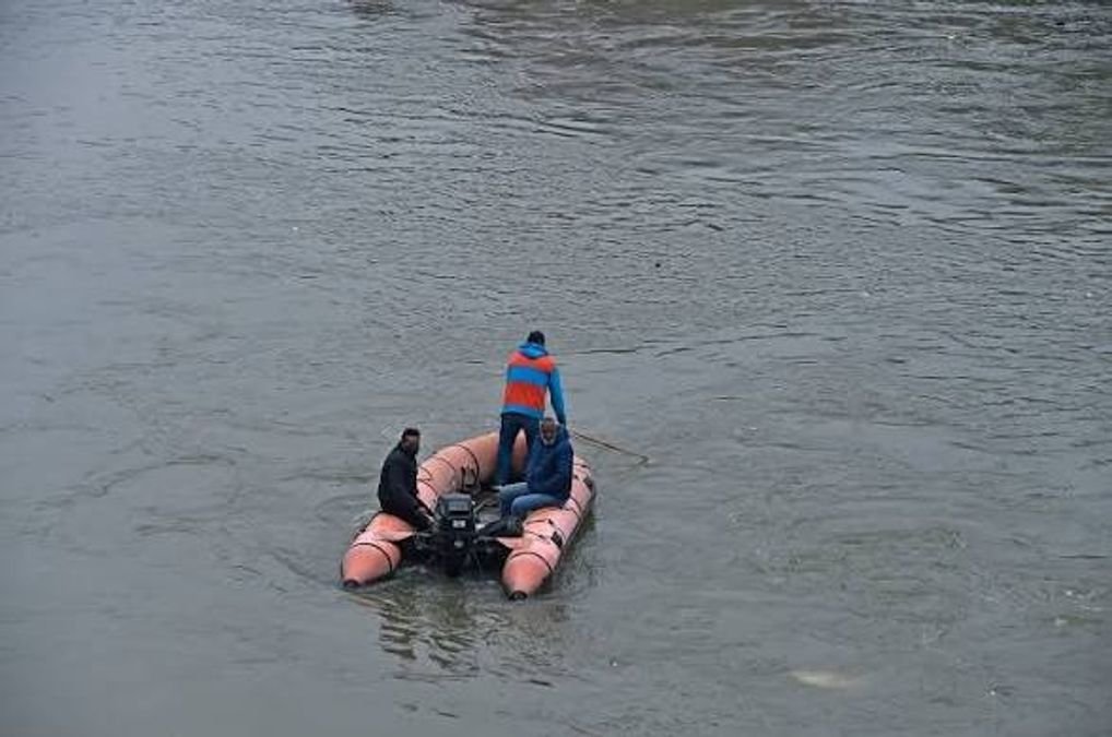Man jumps into River Jhelum at Pantha Chowk; rescue operation underway