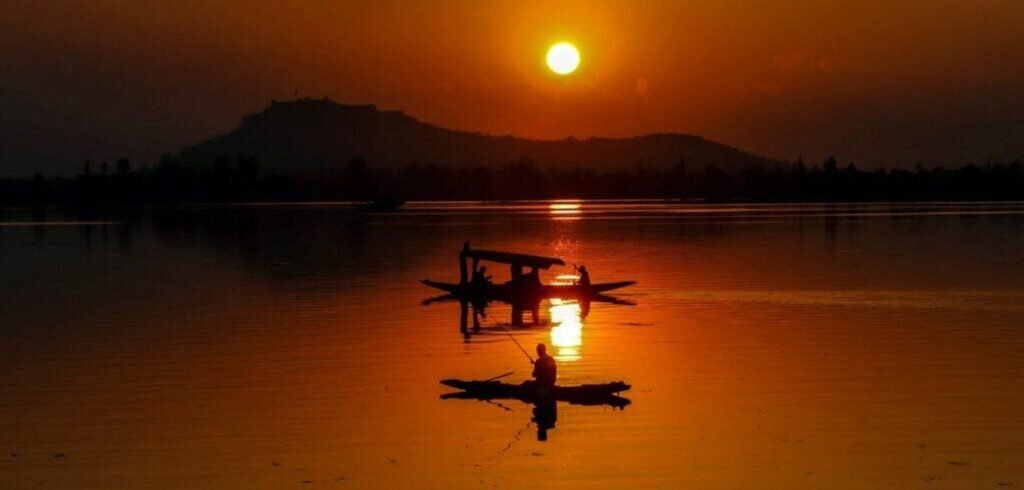 Hot, Humid Weather to Persist Across J&K; Rain Likely at Scattered Places