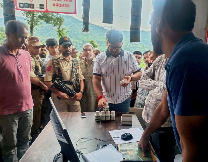 DC Rajouri inspects PMFBY, AgriStack Camp at KKG Nadian