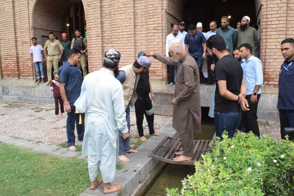 Mirwaiz chairs Jama Masjid Auqaf meet, reviews restoration, drainage concerns