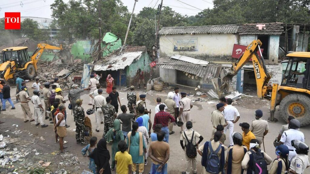 Demolition drive begins at slum near Shalimar station | Kolkata News