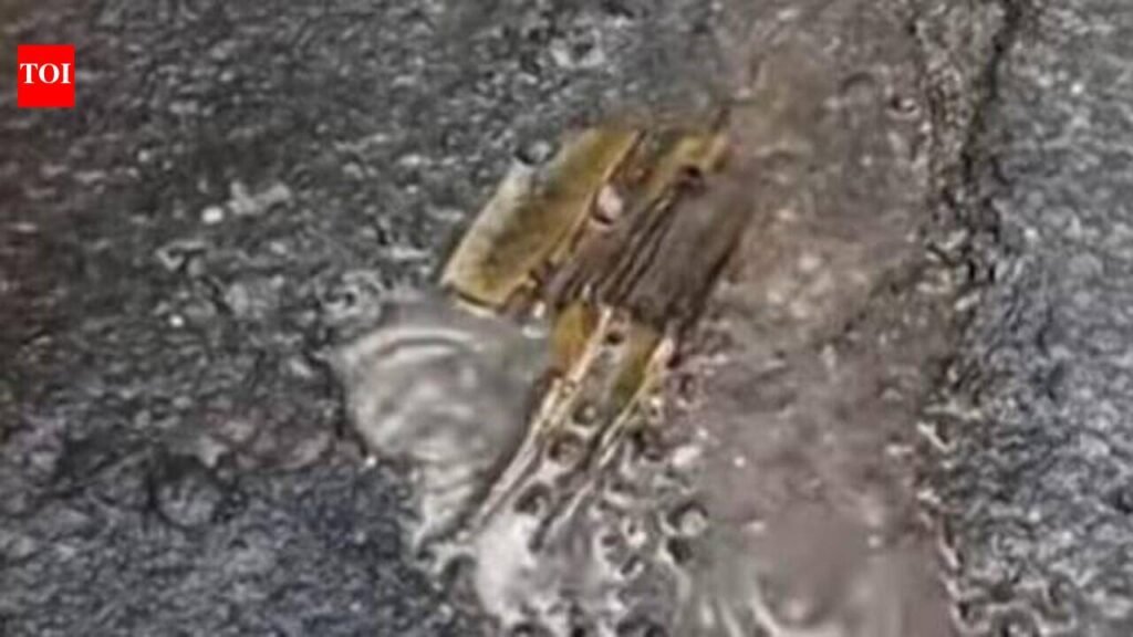 2 college girls wading through flooded Sion-Panvel highway at Nerul suffer electric shocks from exposed live wire | Mumbai News