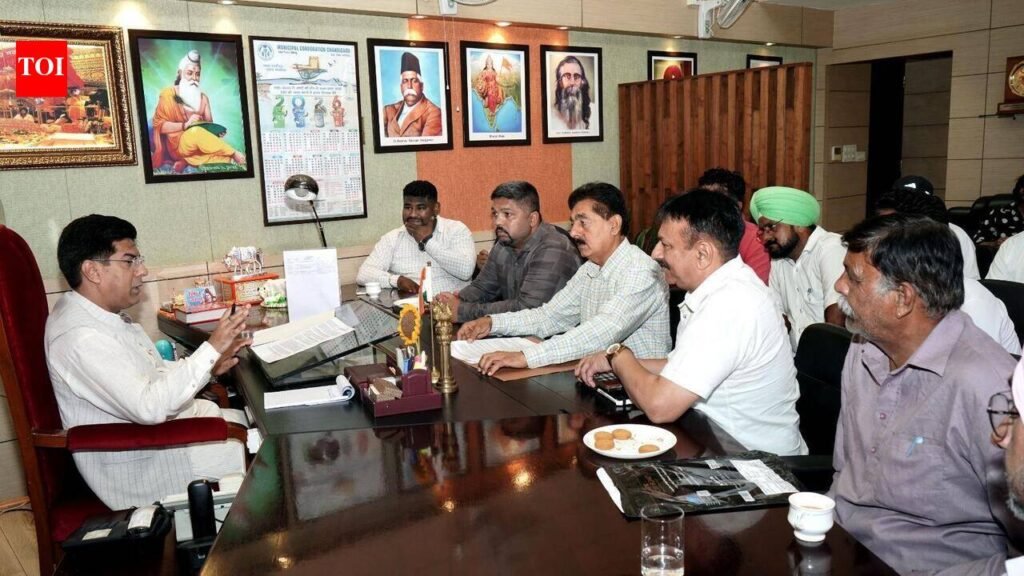 Mayor assures action on pending employee demands | Chandigarh News