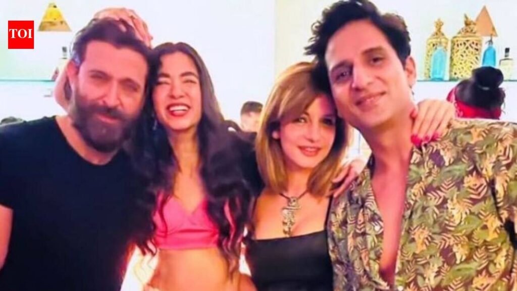 How exes Hrithik Roshan and Sussanne Khan comfortably hang out together with partners Saba Azad and Arslan Goni? Farah Khan Ali says, ‘Society is amused, why do you want someone to suffer?’ |