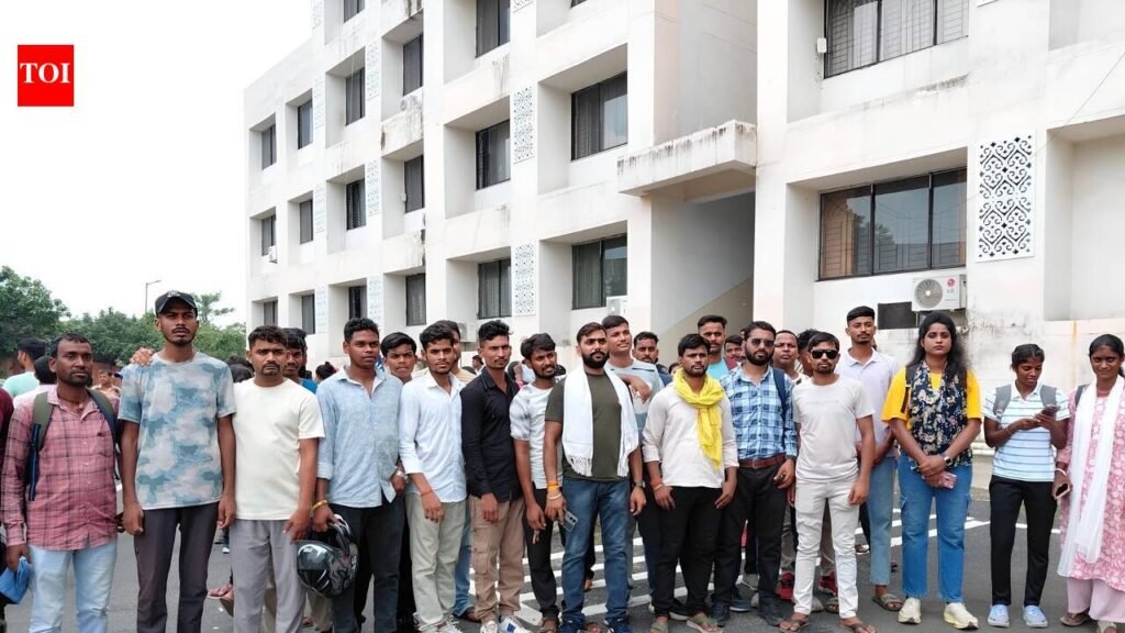 Home guard recruits meet Dhanbad DC over delay in appointment | Ranchi News