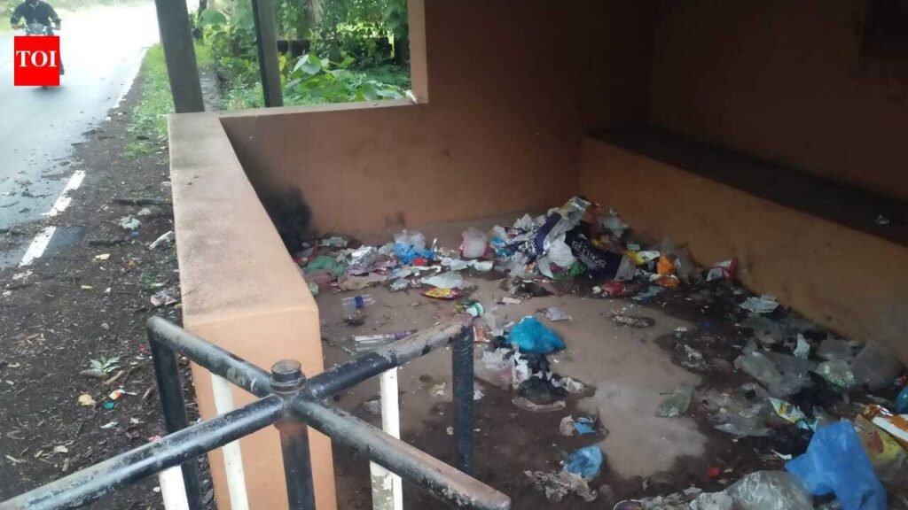 Public bus shelter turned into garbage dump at Kasarvarne, residents furious | Goa News