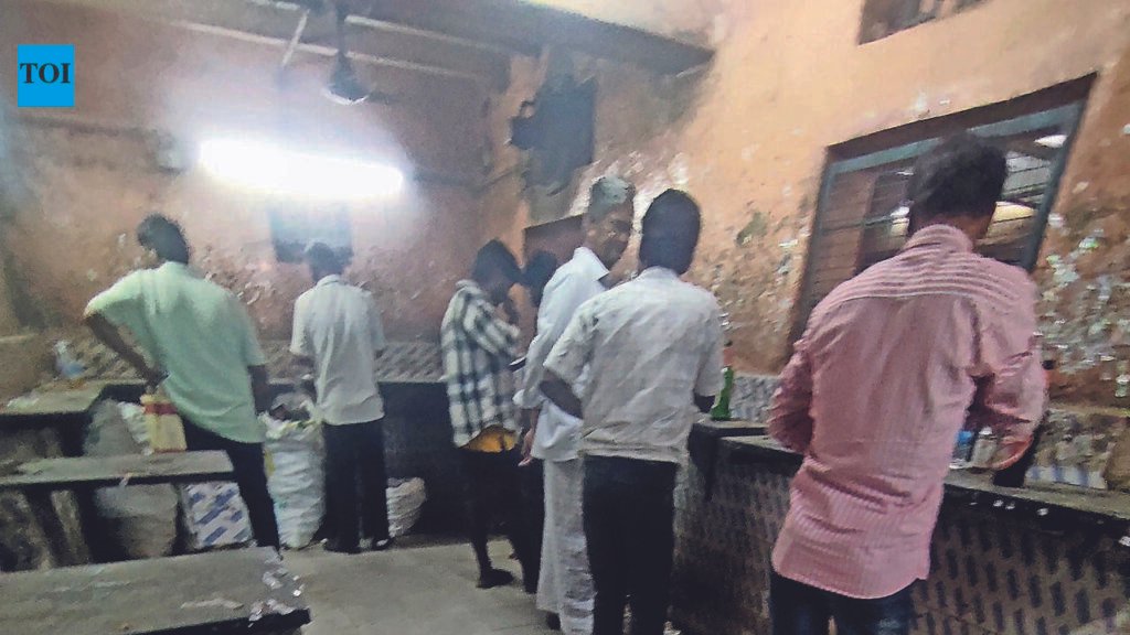 Tasmac bars enjoy extension, but remain filthy, dingy | Chennai News