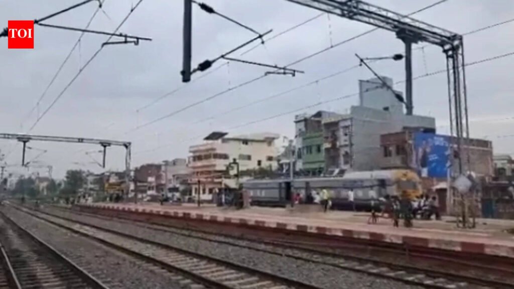 Rail services hit on Bihar’s Gaya-Patna route after thieves steal 25,000-volt overhead railway wire | Patna News