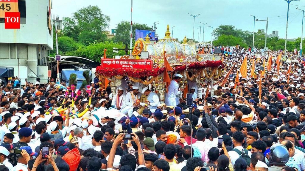Pune slows down as lakhs walk in devotion with Sant Tukaram Maharaj and Sant Dnyaneshwar Maharaj palkhis | Pune News