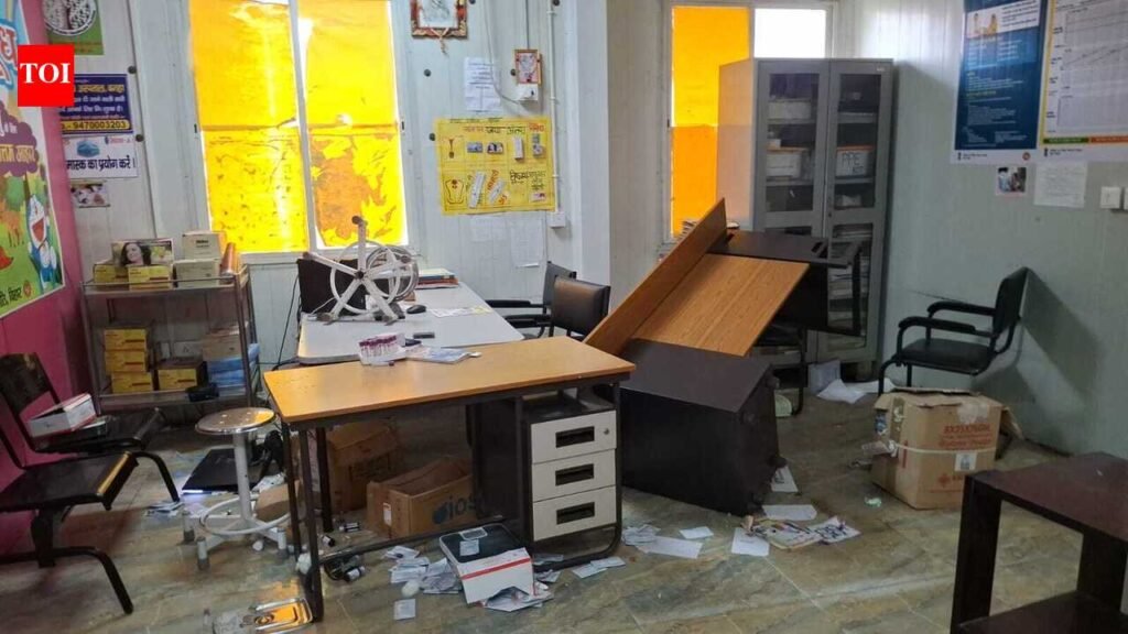 West Champaran hospital vandalised by kin after birth of stillborn baby | Patna News