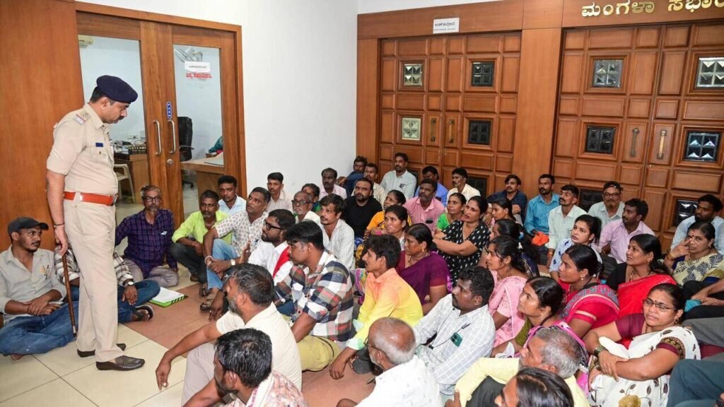 Street vendors end 24-hour protest but picket MCC office | Mangaluru News
