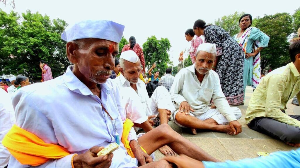 Prayers, rest & seva as warkaris halt in Pune | Pune News
