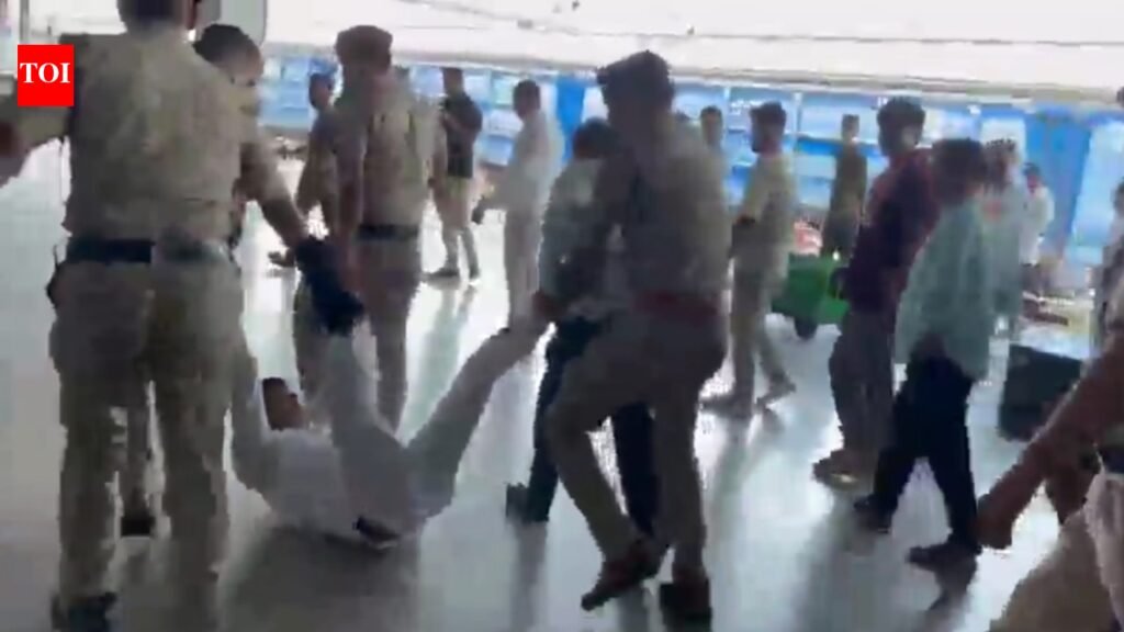 4 RPF personnel suspended after clash with railway staff at Agra Cantt over Hirakud Express halt | Lucknow News