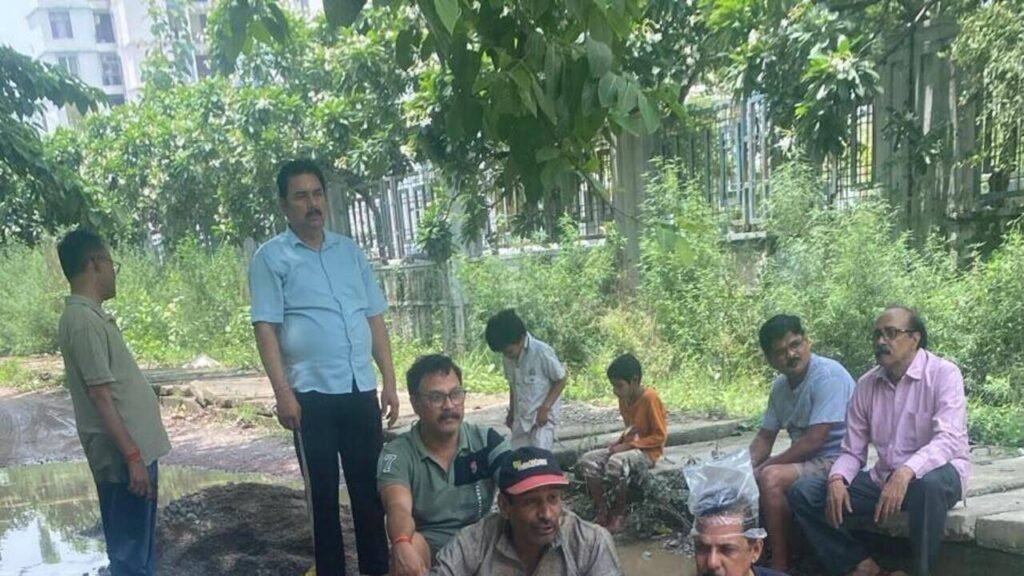 RWAs hold ‘Keechad Mahotsav’ to protest waterlogged, cratered roads | Lucknow News