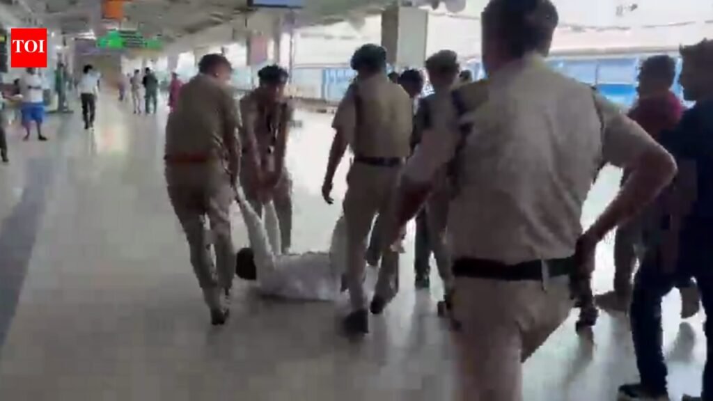 4 RPF men suspended after clash with rly staff over train halt | Lucknow News