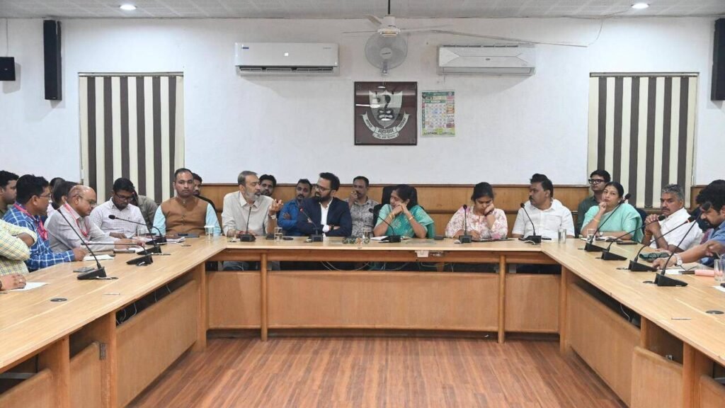Nagpur Mayor, Commissioner discuss infra development with sports associations | Nagpur News