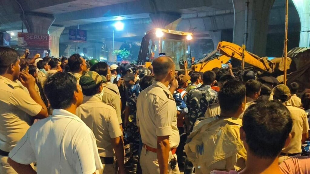 Cops, NHAI, PWD raze 200 illegal stalls in Dakshineswar | Kolkata News