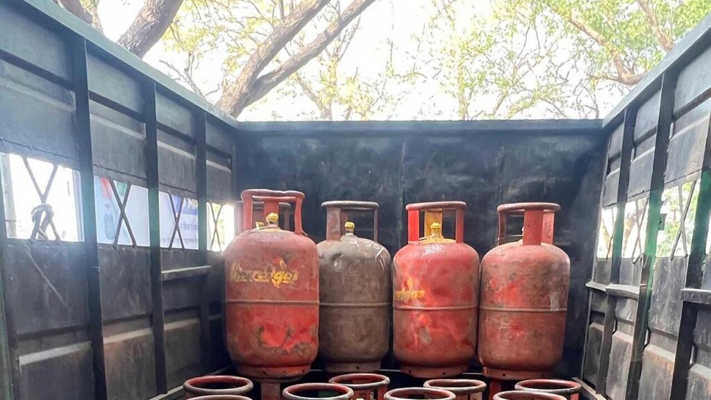 Eight commercial LPG cylinders seized | Thiruvananthapuram News