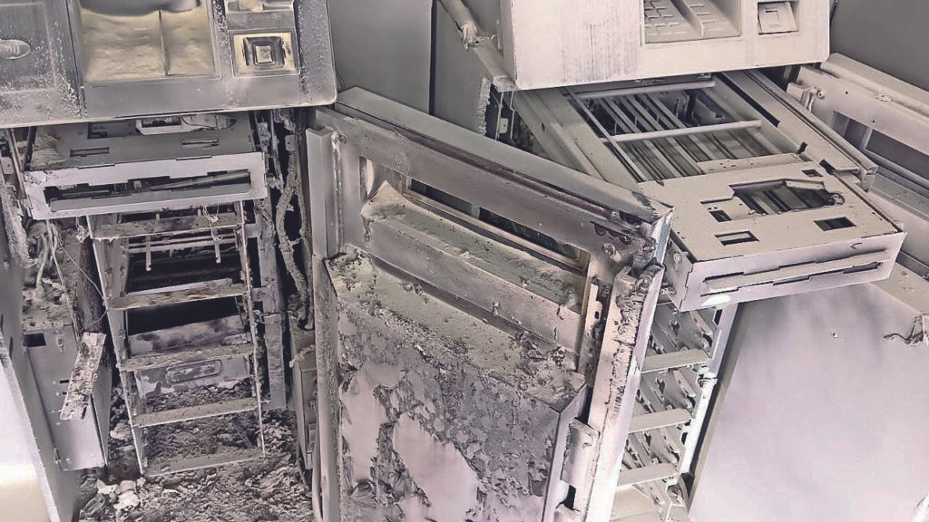 Thieves cut open ATM using gas cutter, loot Rs13.47L | Nagpur News