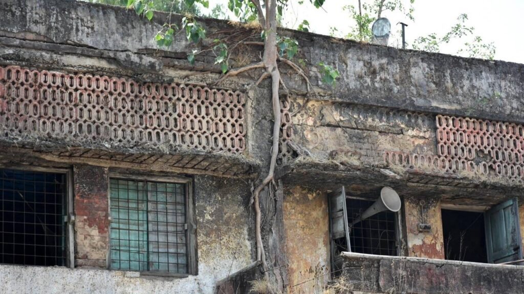 Dilapidated buildings in Ranchi raise safety concerns amid heavy monsoon | Ranchi News