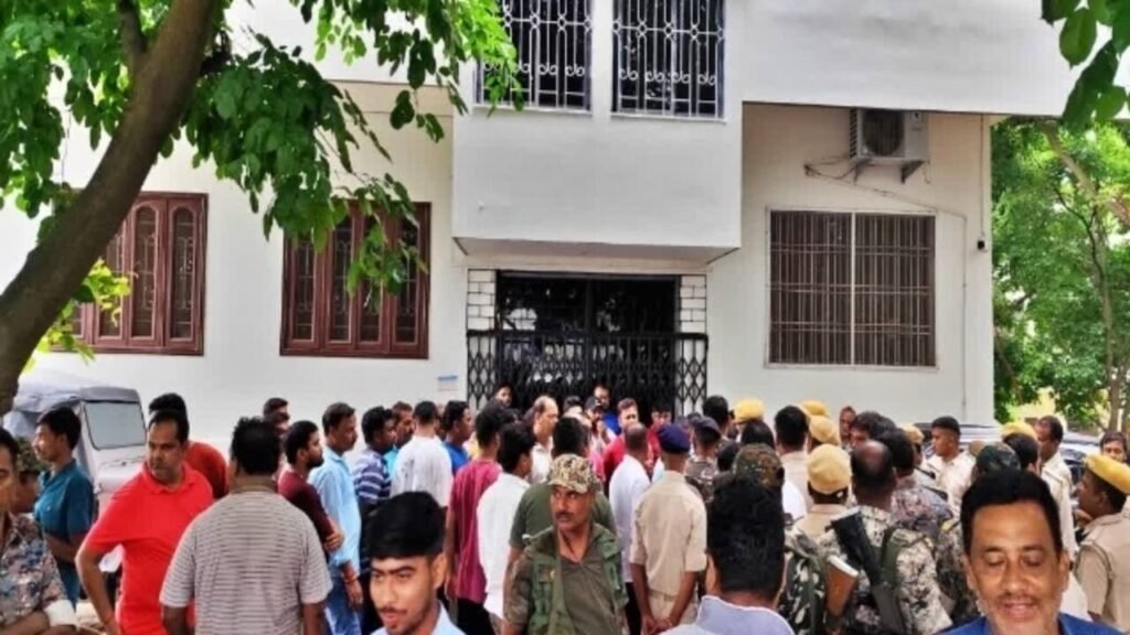 Locals protest as forest team arrives at ex-secy of former CM Shibu to arrest kin | Ranchi News